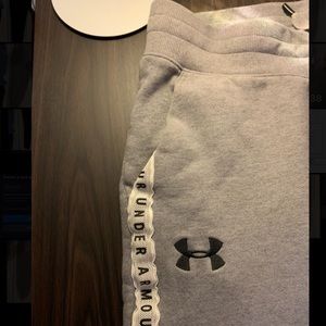 Under armour sweatpants - size large but fit medium